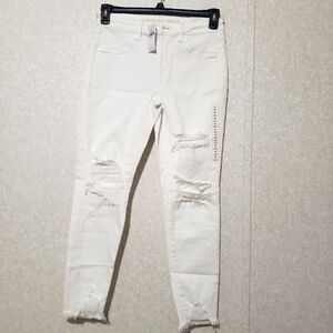 NEW...American Eagle Outfitters Women's White Distressed Jeans..SIZE:8 short